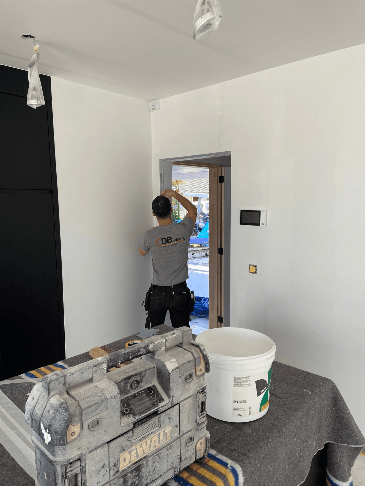 Schilder aan het werk tijdens interieur schilderwerken